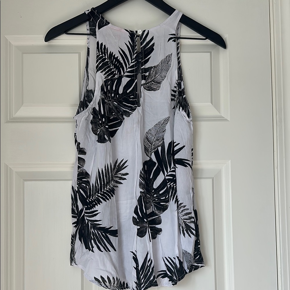 Old Navy Monochrome Leaf Print Top - Picture 3 of 4